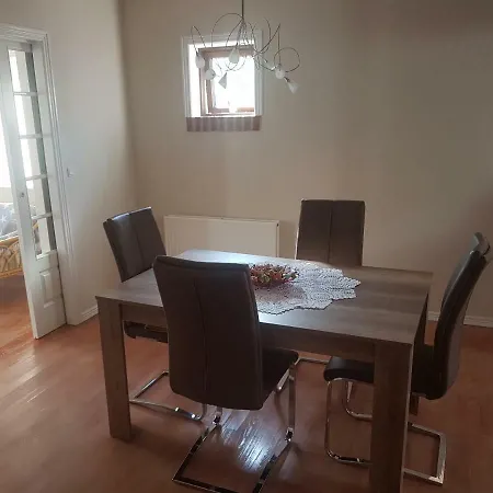 Gyulian House בית אירוח *